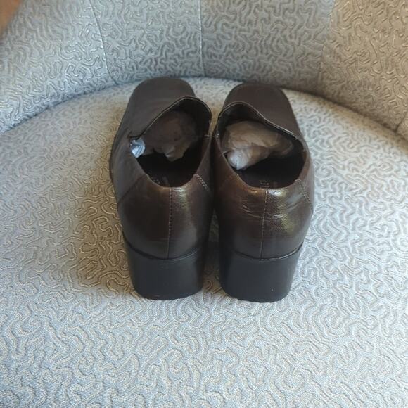 Liz Claiborne Motive Pump, 9 - Picture 4 of 7